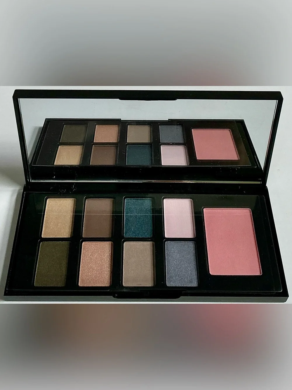 Elizabeth Arden 8 Eye Shadows + 1 Blush Pallette Mirrored Compact - NEW